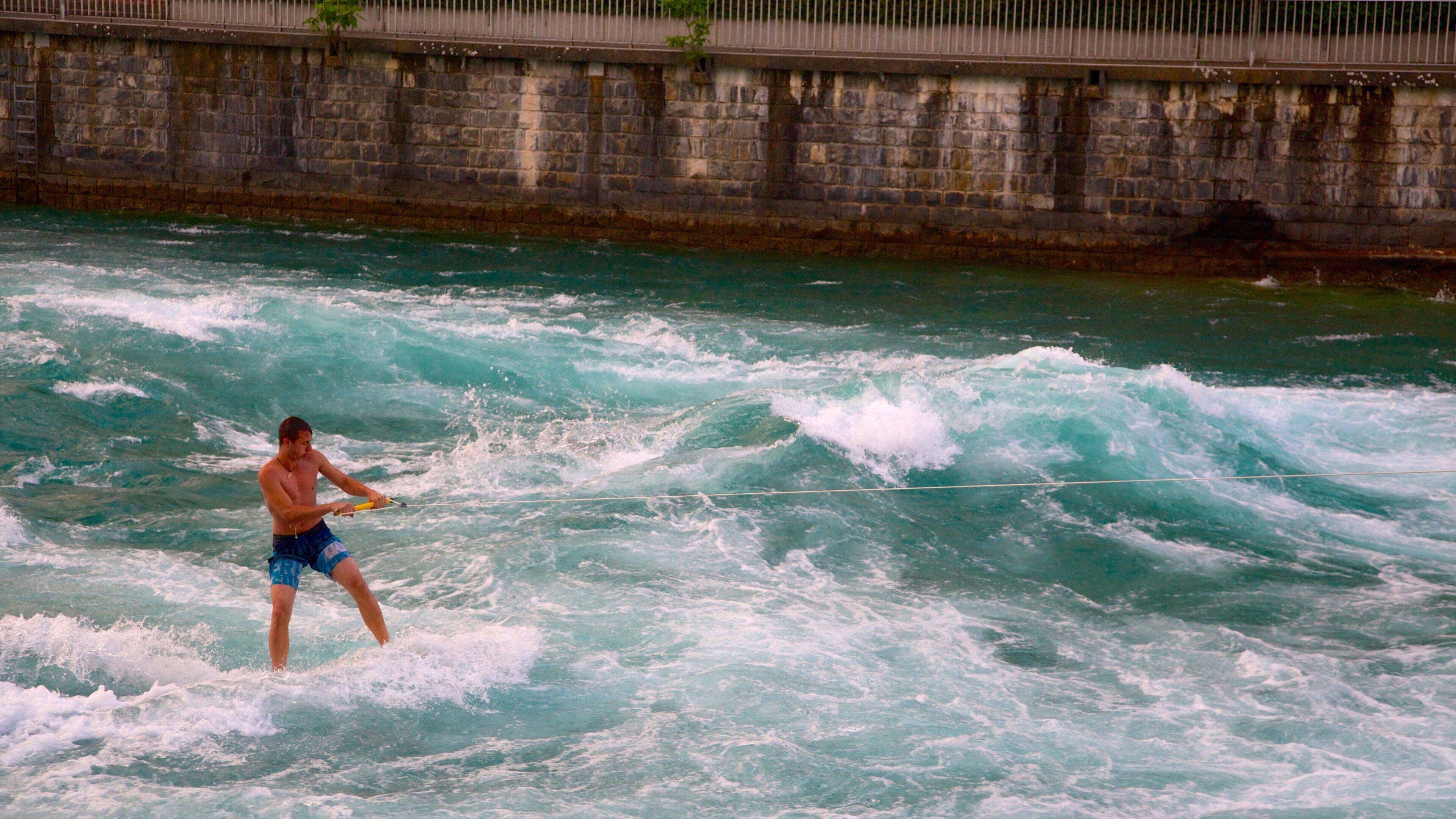 Thun som inkluderer surfing og vannskikjøring i tillegg til en mann