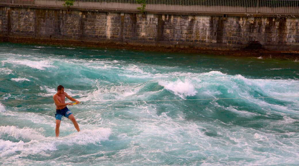 Thun som inkluderer surfing og vannskikjøring i tillegg til en mann