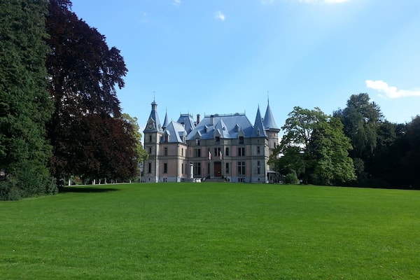 The pearl of Lake Thun-Schadau Castle. An incomparable location with lush green gardens, this castle looked as if it has just popped out of a Harry Potter series or some other fairy tale book. I wish I could be a Snow White or a Rapunzel to be swept off my feet by my Prince Charming here.
Excerpts from https://theredbagandpurpleshoes.wordpress.com/2014/09/24/the-crowning-jewels-of-lake-thun-switzerland/