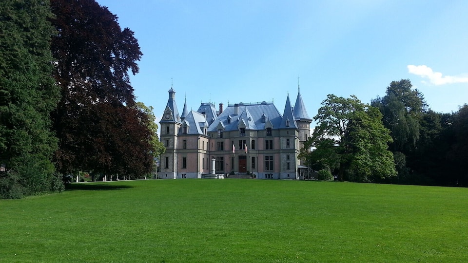 The pearl of Lake Thun-Schadau Castle. An incomparable location with lush green gardens, this castle looked as if it has just popped out of a Harry Potter series or some other fairy tale book. I wish I could be a Snow White or a Rapunzel to be swept off my feet by my Prince Charming here.
Excerpts from https://theredbagandpurpleshoes.wordpress.com/2014/09/24/the-crowning-jewels-of-lake-thun-switzerland/