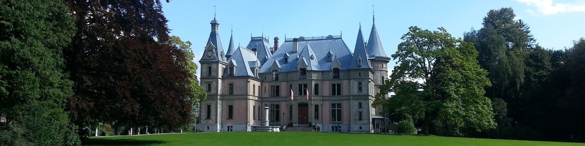 The pearl of Lake Thun-Schadau Castle. An incomparable location with lush green gardens, this castle looked as if it has just popped out of a Harry Potter series or some other fairy tale book. I wish I could be a Snow White or a Rapunzel to be swept off my feet by my Prince Charming here.
Excerpts from https://theredbagandpurpleshoes.wordpress.com/2014/09/24/the-crowning-jewels-of-lake-thun-switzerland/