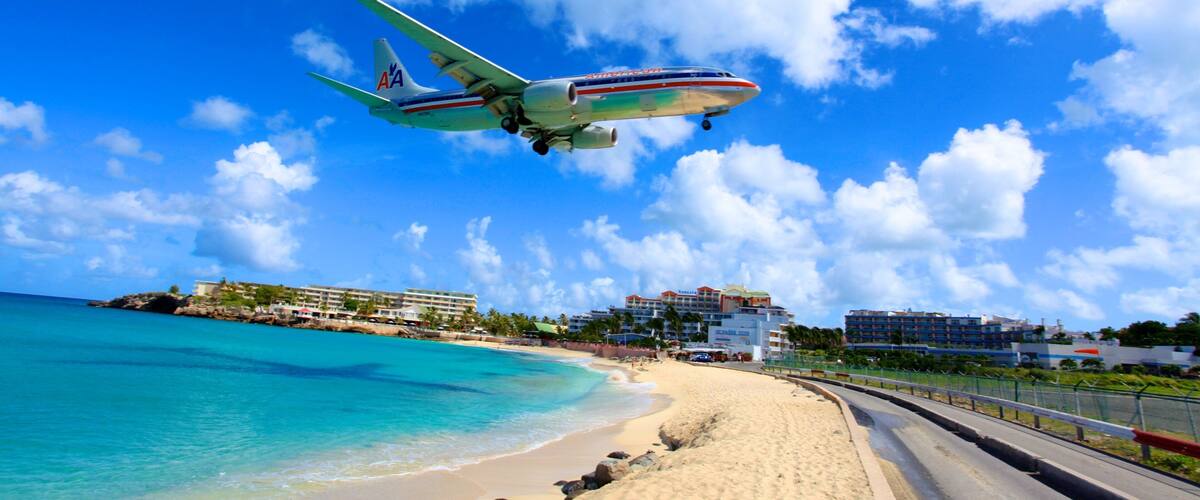 Maho Reef som inkluderer kystby, strand og kyst