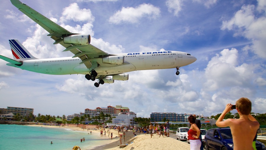Maho Reef which includes tropical scenes, a coastal town and an aircraft