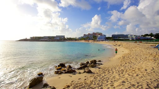 Maho Reef toont een strand, landschappen en een kuststadje