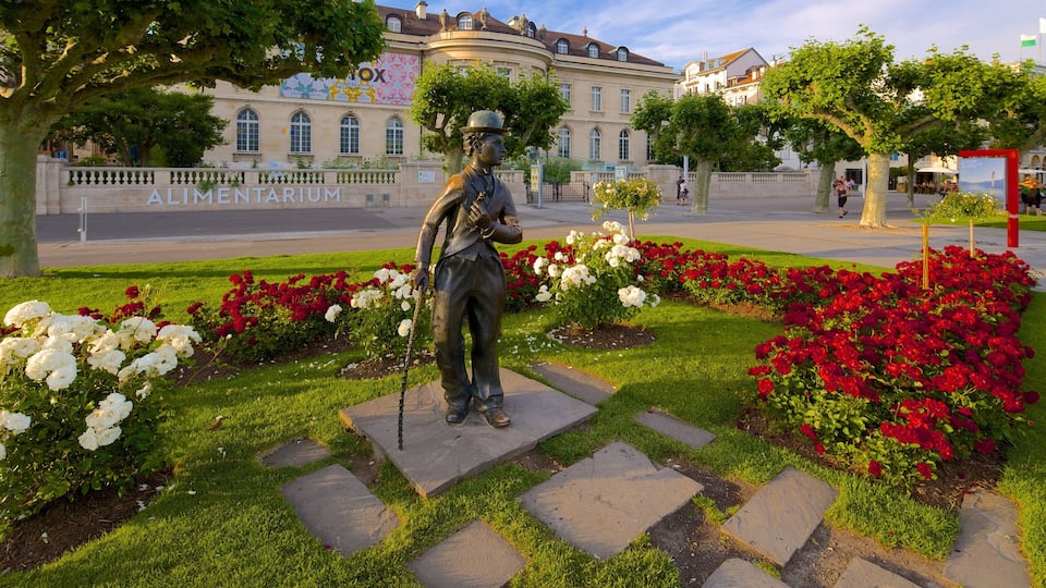 Vevey que incluye arte al aire libre, flores y una estatua o escultura