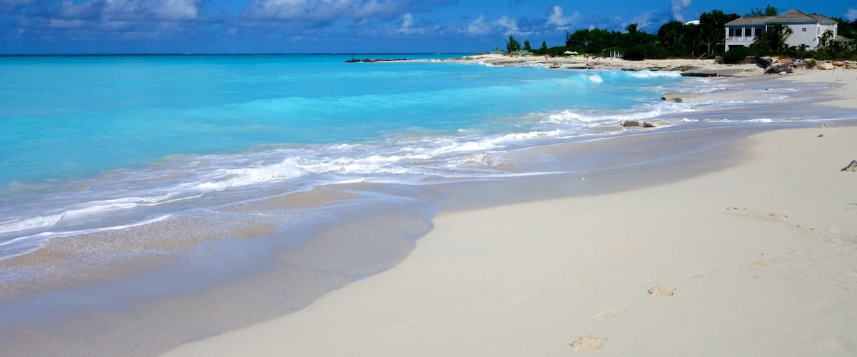 Grace Bay qui includes maison, scènes tropicales et plage