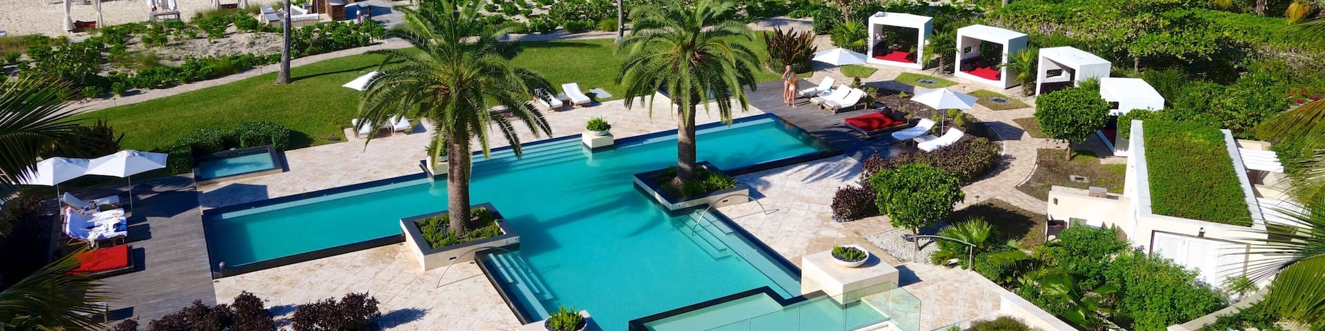 Grace Bay welches beinhaltet Sandstrand, Pool und Luxushotel oder Resort