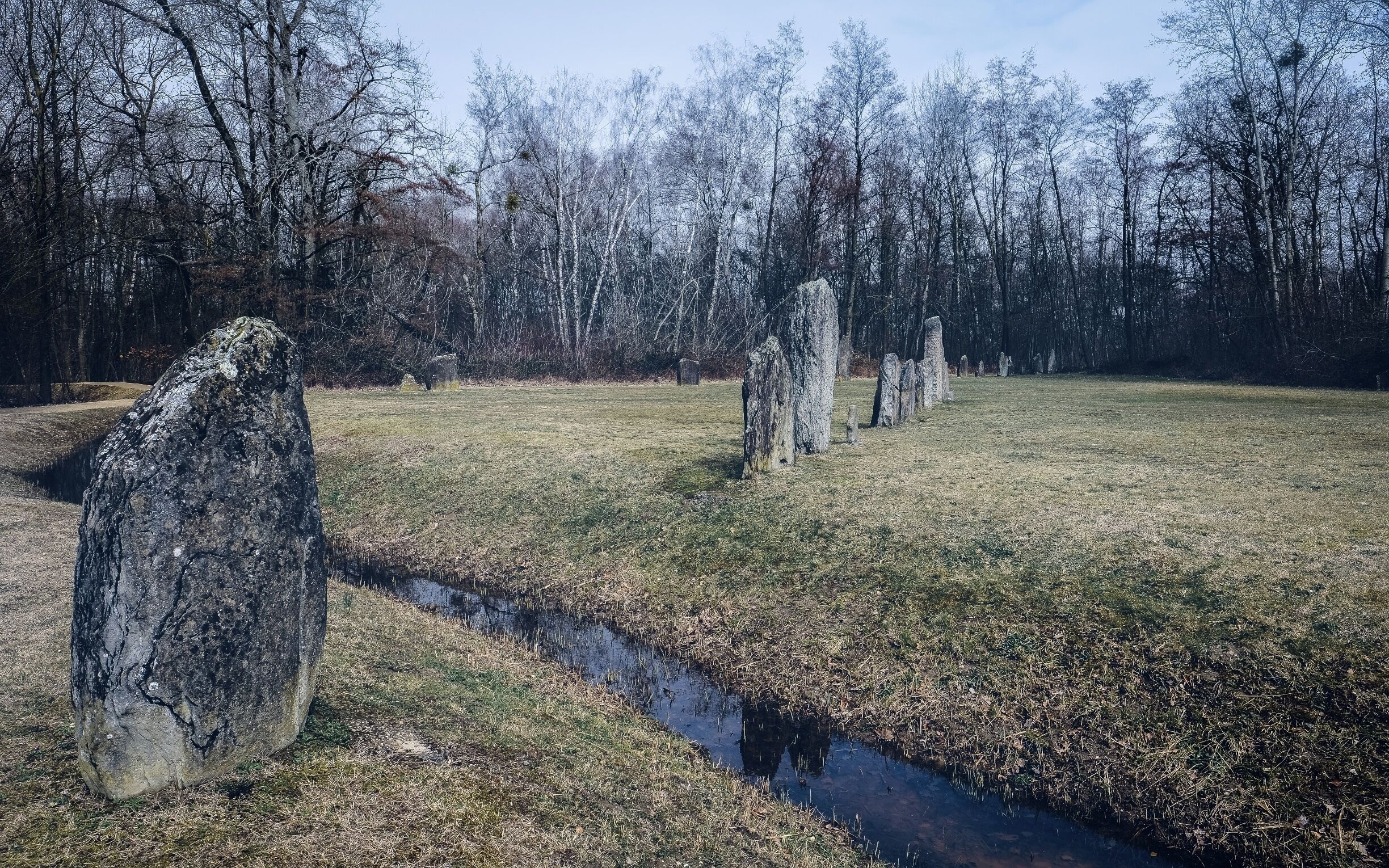 The Clendy Menhirs are the most important Neolithic site in Switzerland. A visit can be combined with a walk on the shore of Lake Neuchatel
