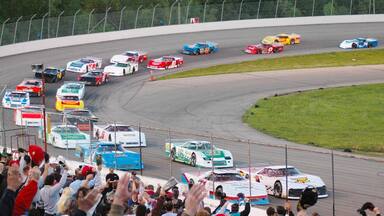 Birch Run showing a sporting event as well as a large group of people