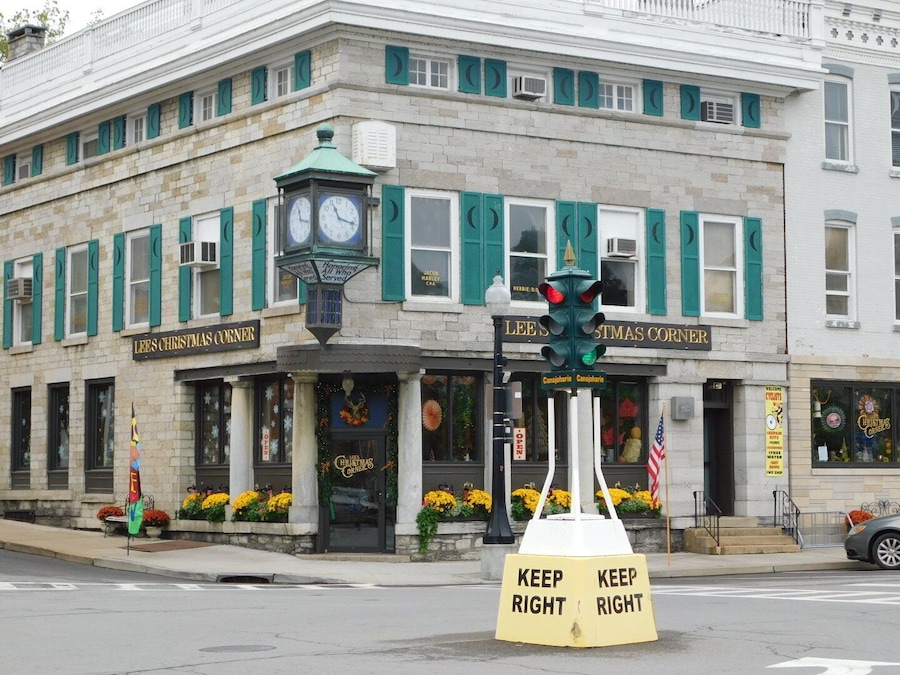 The Canajoharie Dummy Light is one of only 3 dummy lights found in New York State. Few dummy lights exist outside of the state.