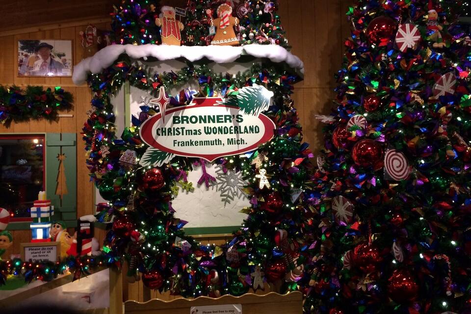 Esposizione natalizia con un cartello che dice "Bronners Christmas Wonderland Frankenmuth, Mich".