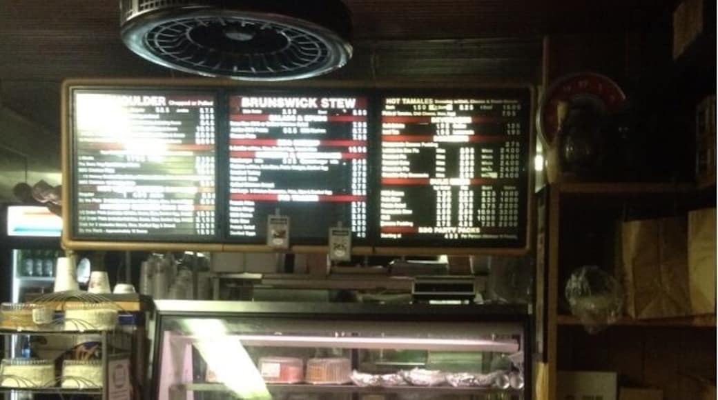 A "hole in the wall" type place with great local barbecue. The pulled pork and beans were really good. #Smokehouse