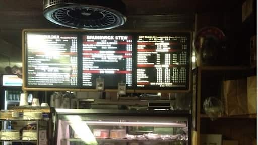 A "hole in the wall" type place with great local barbecue. The pulled pork and beans were really good. #Smokehouse