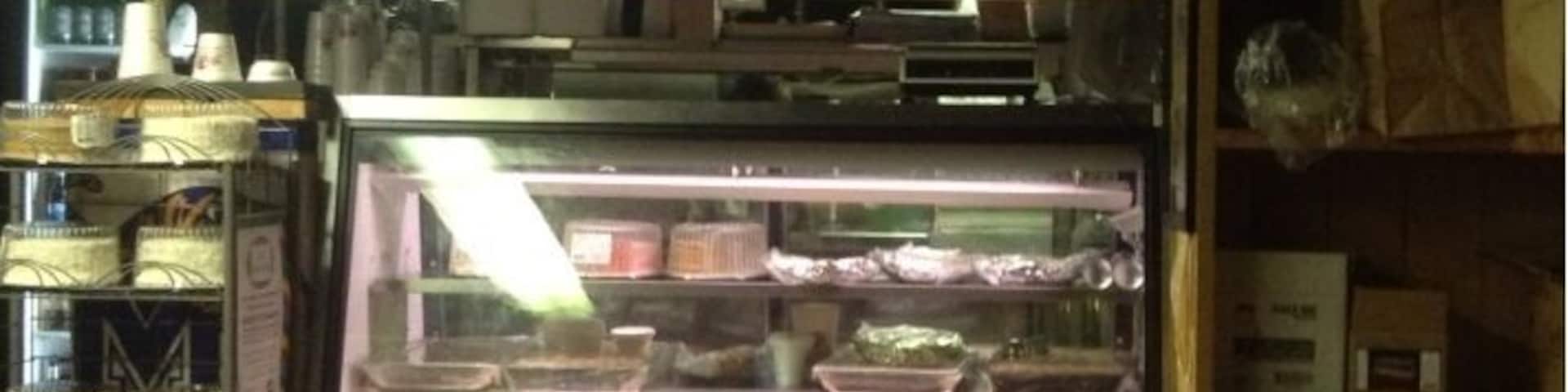 A "hole in the wall" type place with great local barbecue. The pulled pork and beans were really good. #Smokehouse