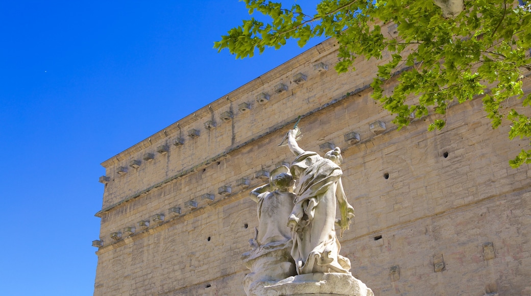 Orange mostrando elementos del patrimonio y una estatua o escultura