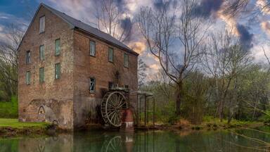 The Old Brick Mill in Lindale, Georgia, USA, is a rare surviving brick antebellum grist mill that was built around the 1830s. Its also known as Jones Mill, Hoss Mill, Silver Creek Mill, and Folly Mill