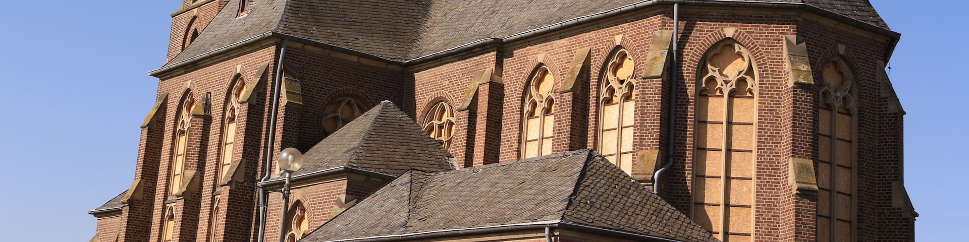Blick auf die ehemalige Pfarrkirche von Manheim in der Abbruchzone des Tagebaus Hambach im Rheinland
