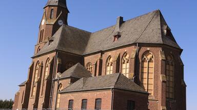 Blick auf die ehemalige Pfarrkirche von Manheim in der Abbruchzone des Tagebaus Hambach im Rheinland