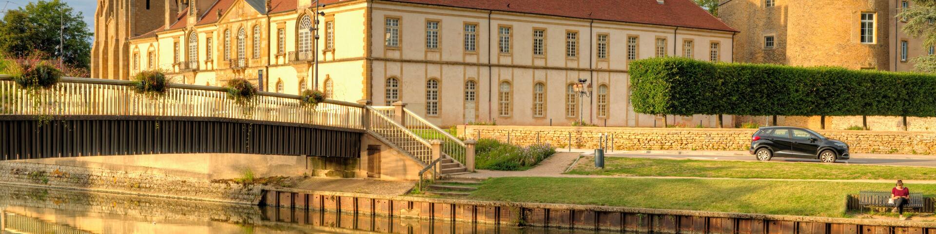 France, Saône-et-Loire (71), Paray-le-Monial, la basilique du Sacré-Coeur du XIIe siècle et les bâtiments conventuels vus des rives de la Bourbince