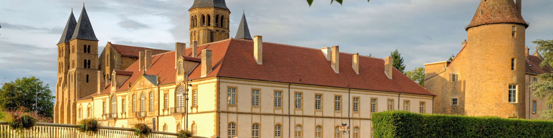 France, Saône-et-Loire (71), Paray-le-Monial, la basilique du Sacré-Coeur du XIIe siècle et les bâtiments conventuels vus des rives de la Bourbince
