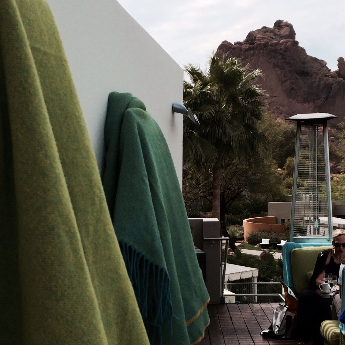 Just had DElish lunch here after scaling Camelback Mt just down the road. Wandered outside and noticed a fab patio with little fire lamps and cozy blankies at the ready for evening bevvies at the foot of the scenic mountain. 