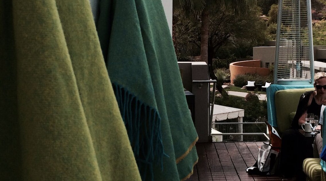 Just had DElish lunch here after scaling Camelback Mt just down the road. Wandered outside and noticed a fab patio with little fire lamps and cozy blankies at the ready for evening bevvies at the foot of the scenic mountain.