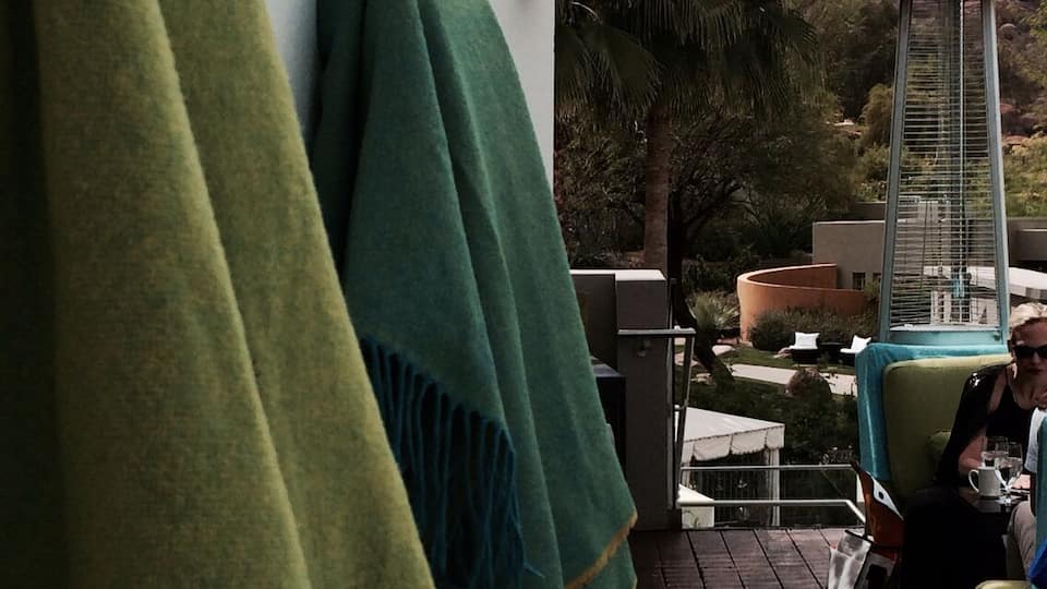 Just had DElish lunch here after scaling Camelback Mt just down the road. Wandered outside and noticed a fab patio with little fire lamps and cozy blankies at the ready for evening bevvies at the foot of the scenic mountain.