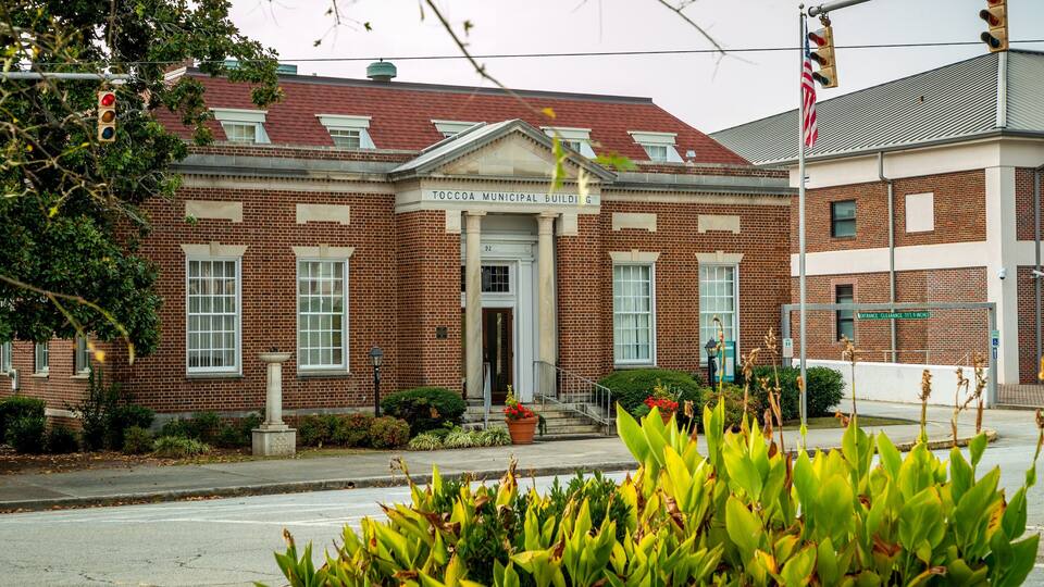 A brick building with a sign reading "Toccoa Municipal Building."