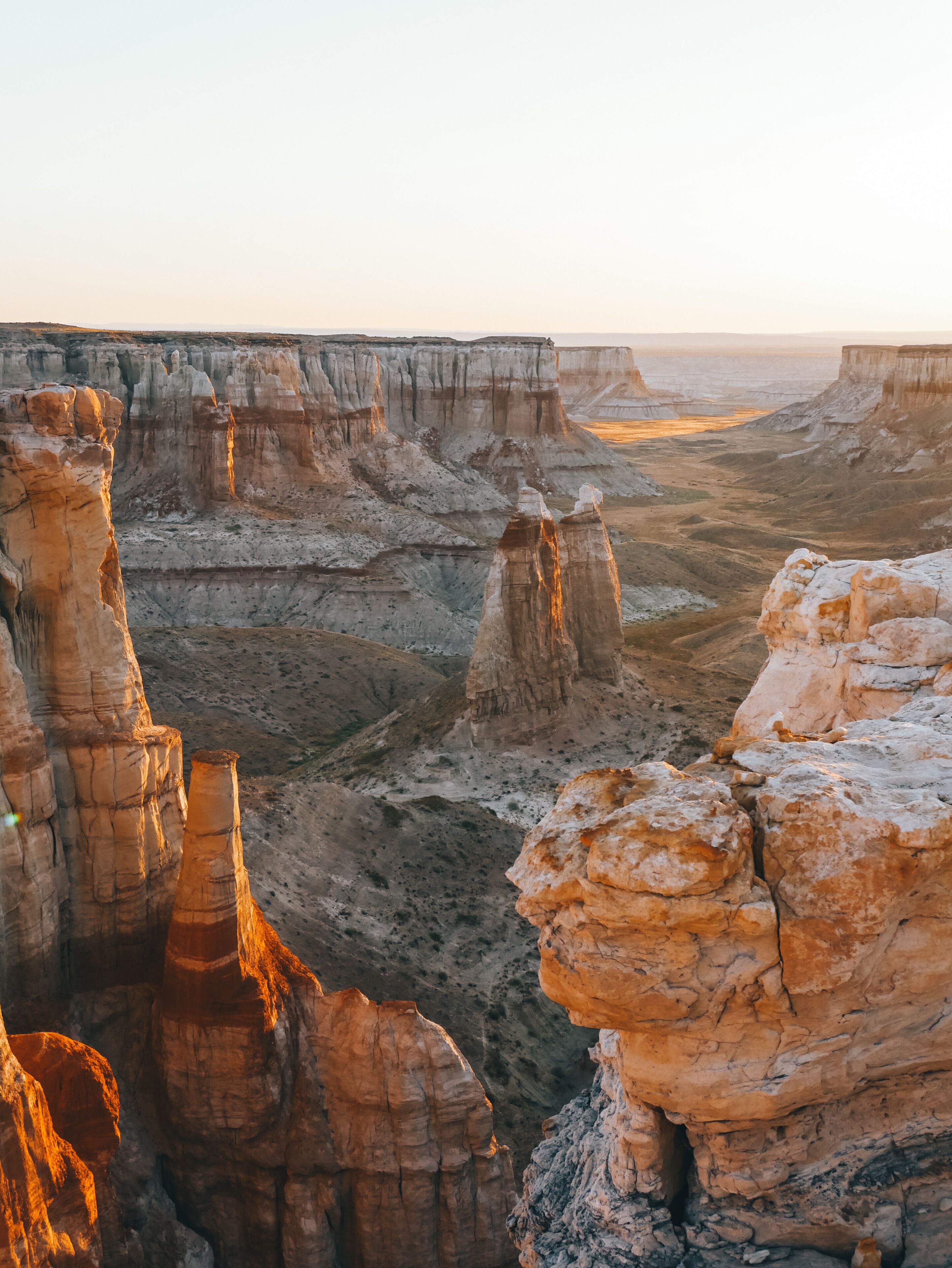 I'm in love with desert sunrises🌅

Quick Tip: Don't forget to pick up your Navajo Permit to access the canyon rim! If you want to climb down into the canyon, you need to hire a Hopi guide. #Arizona #Adventure