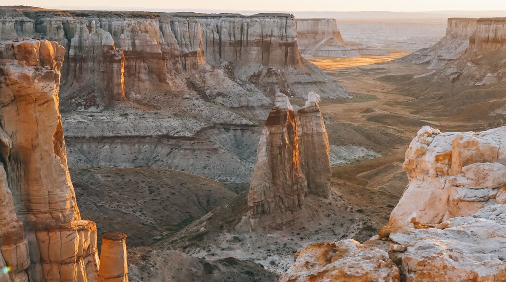 I'm in love with desert sunrises🌅
Quick Tip: Don't forget to pick up your Navajo Permit to access the canyon rim! If you want to climb down into the canyon, you need to hire a Hopi guide. #Arizona #Adventure