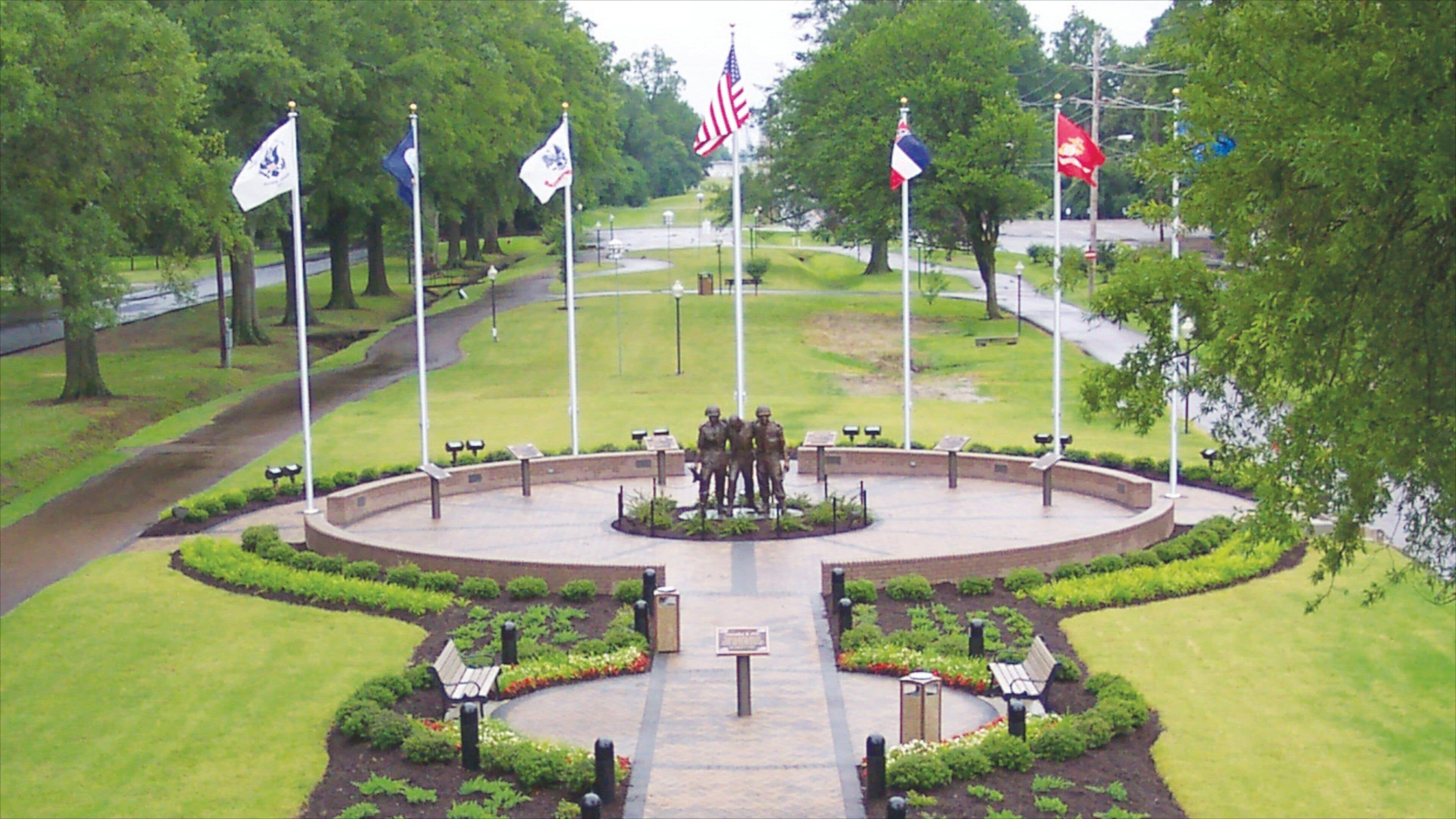 Tunica showing a park, a statue or sculpture and a memorial