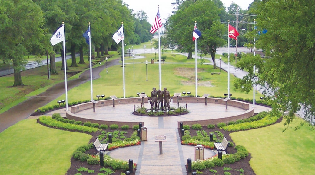 Tunica showing a park, a statue or sculpture and a memorial