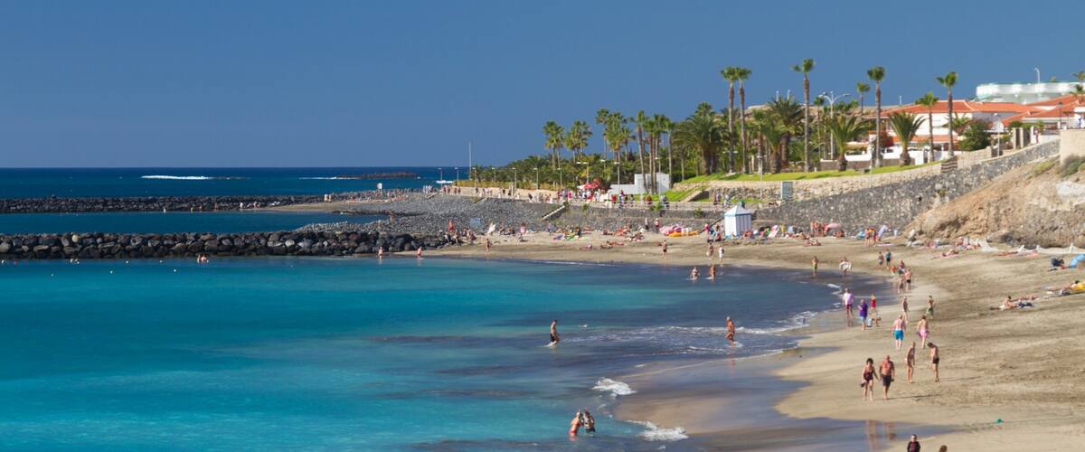 Adeje caracterizando natação, paisagem e uma praia