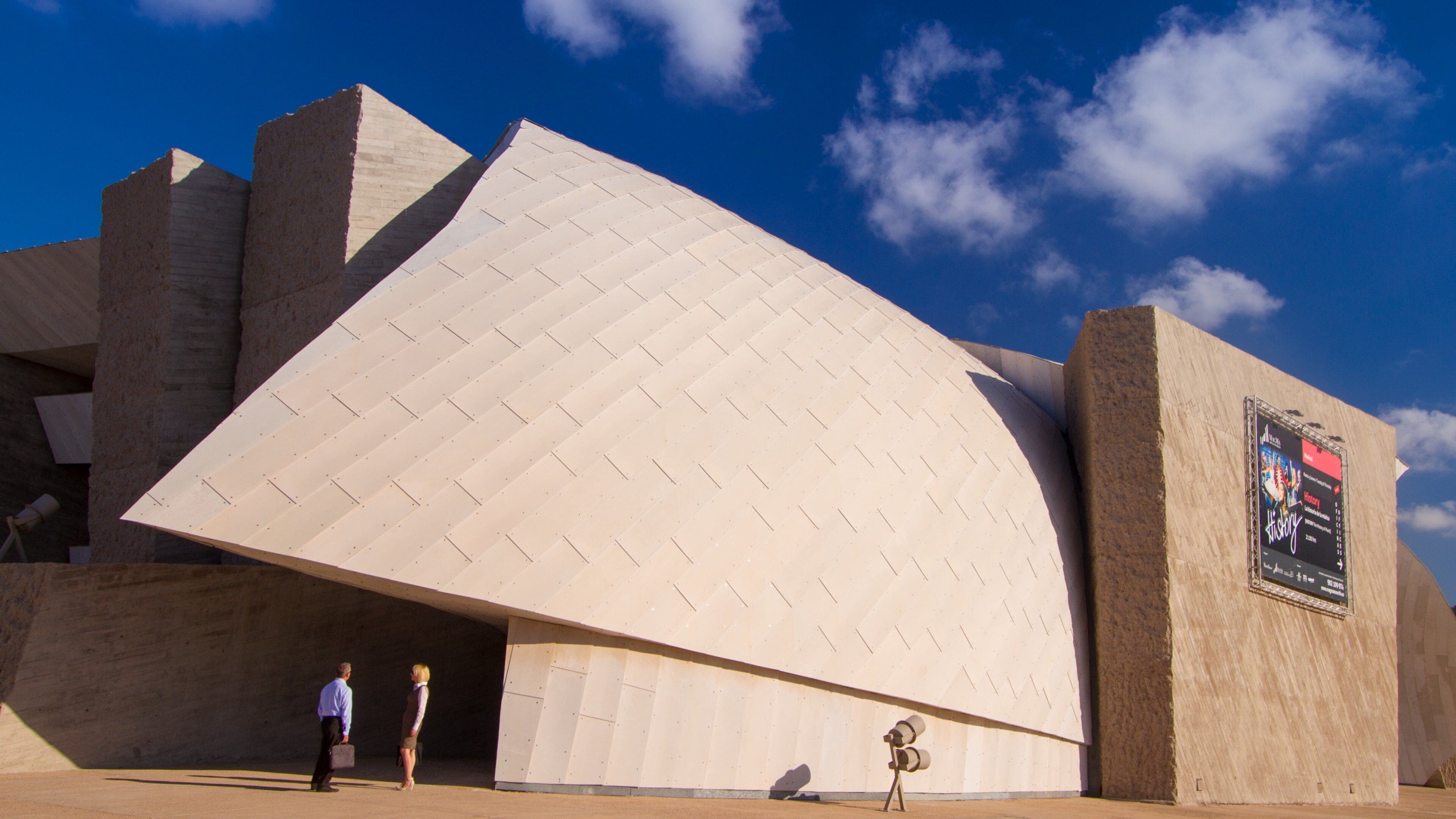 Adeje mostrando arquitectura moderna y también un pequeño grupo de personas