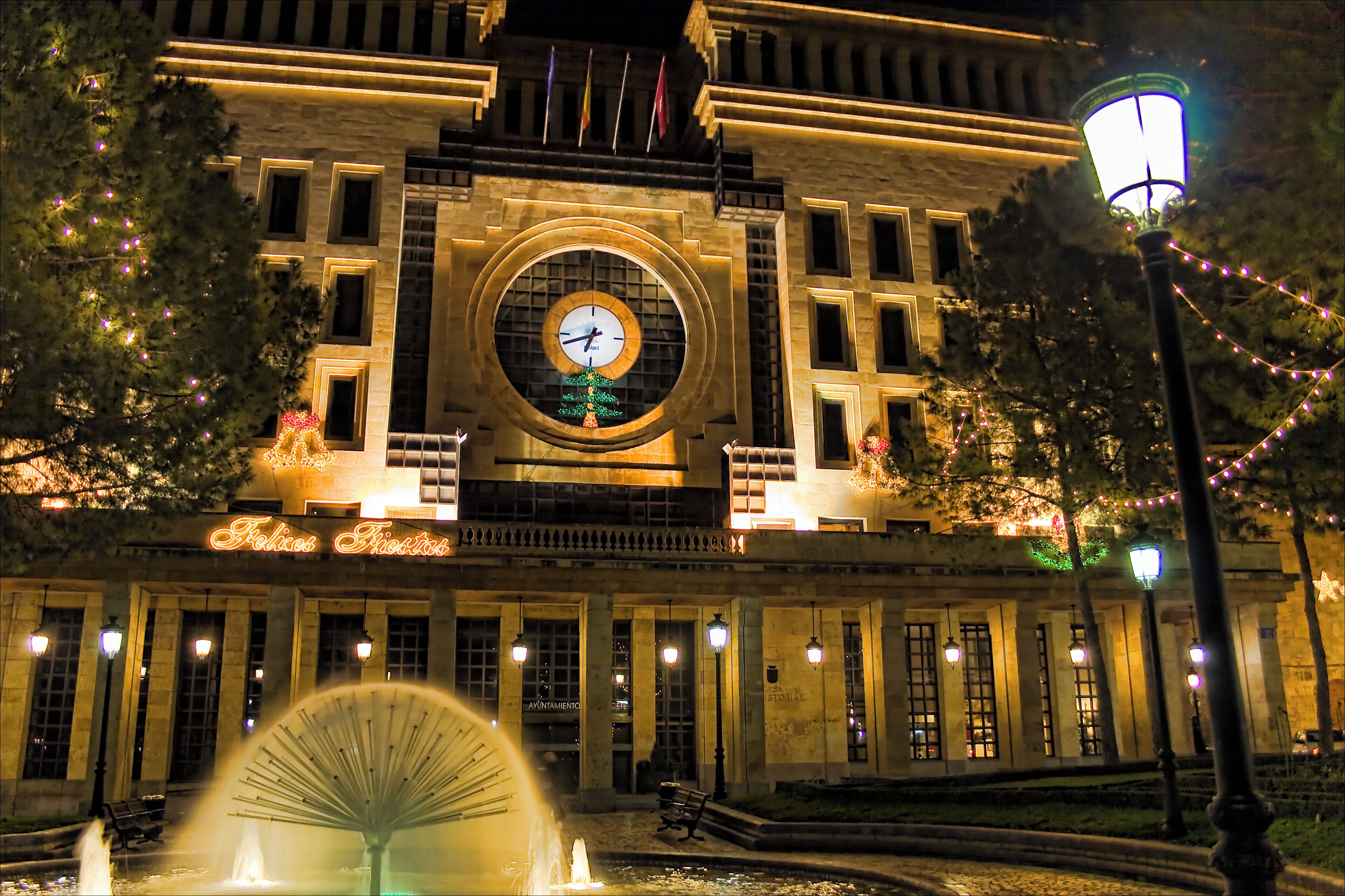Iluminación navideña del Ayuntamiento de Albacete. Más austera que otros años, quizás por la crisis. Esta foto también es de las que hice para el Photowalk. Se puede ver en: www.absolutalbacete.com/albacete-amor-a-segunda-vista/ www.pymesyautonomos.com/actualidad/14000-millones-para-la... www.magazineplazza.com/2009/04/24/14000-millones-para-las...