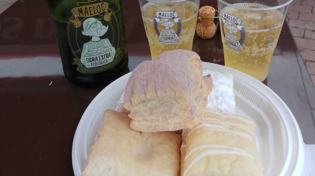 Typical sweet pastry from Albacete - Miguelitos (puff pastry filled with white chocolate, custard or chocolate). Always better with Spanish apple cider. #Spain #FeriadeAlbacete #lifeatexpedia