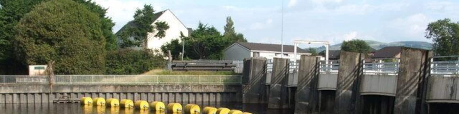 The northern side of the barrage at Balloch. For further details, and a wider view of this structure (from the south), see: 972918.