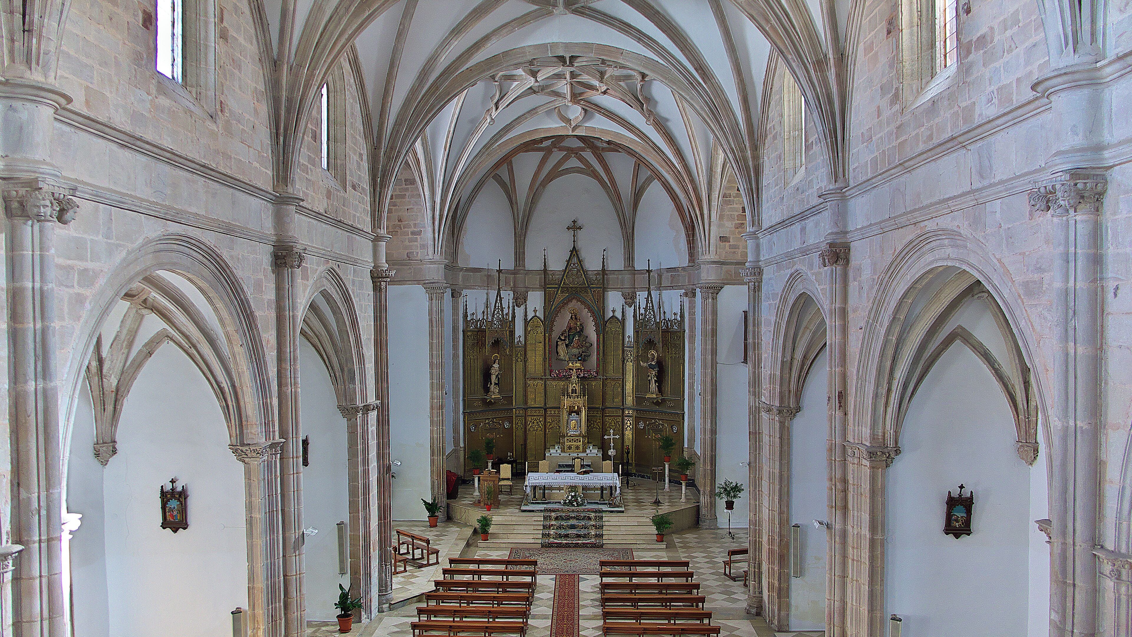 Interior del templo. Sus trazas son de principios del XVI, posiblemente de Antón Egas. El proceso constructivo se corrigió y se interrumpió considerablemente, siendo terminada por Enrique Egas el Mozo en el último tercio de ese siglo.