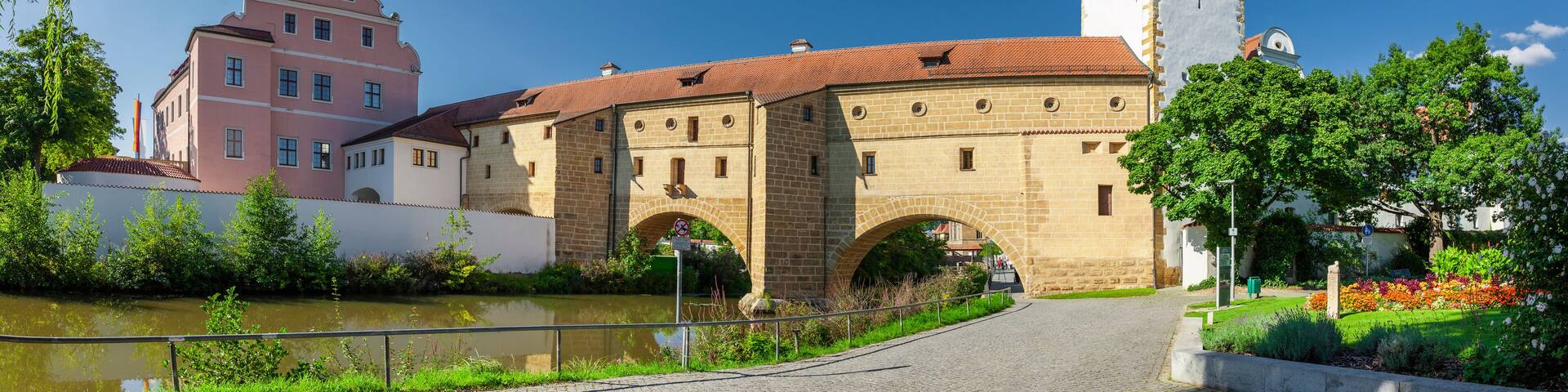 Amberger Schloss mit Stadtmauer und Stadtbrille über dem Fluß Vils