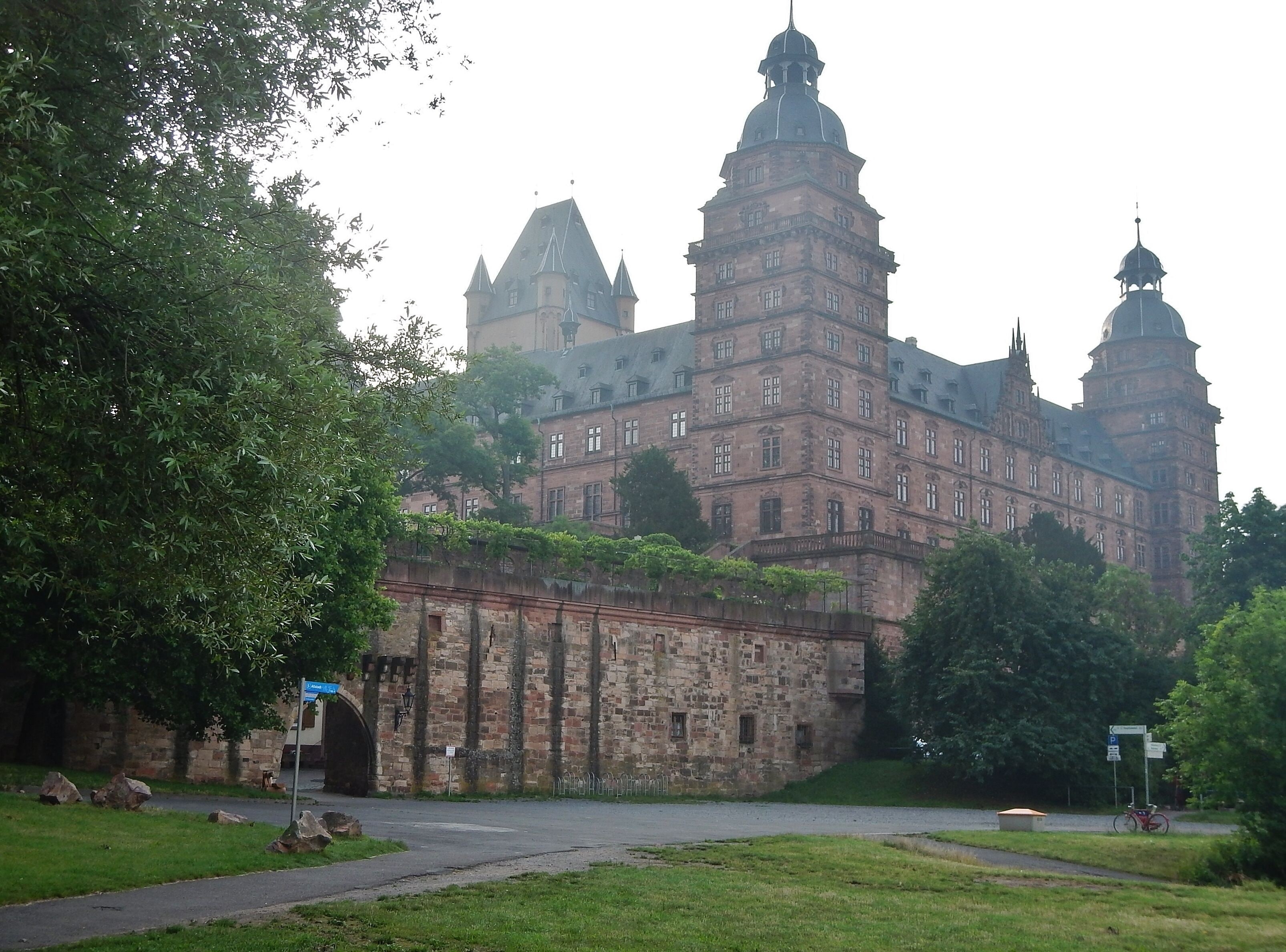 Un edificio histórico con múltiples torres y un gran arco.