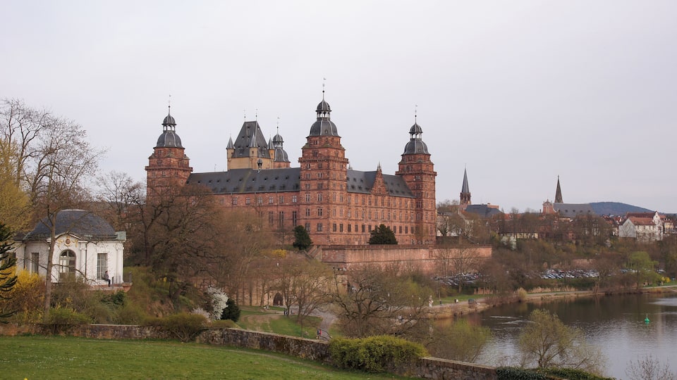 Un castillo histórico con múltiples torres y un amplio patio.