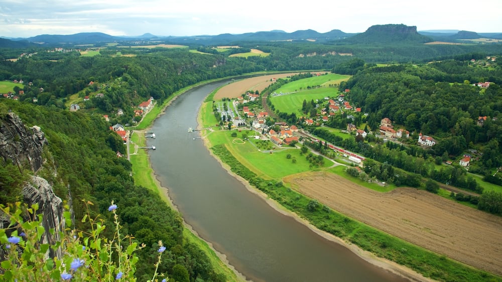Bad Schandau das einen Farmland, Kleinstadt oder Dorf und Fluss oder Bach