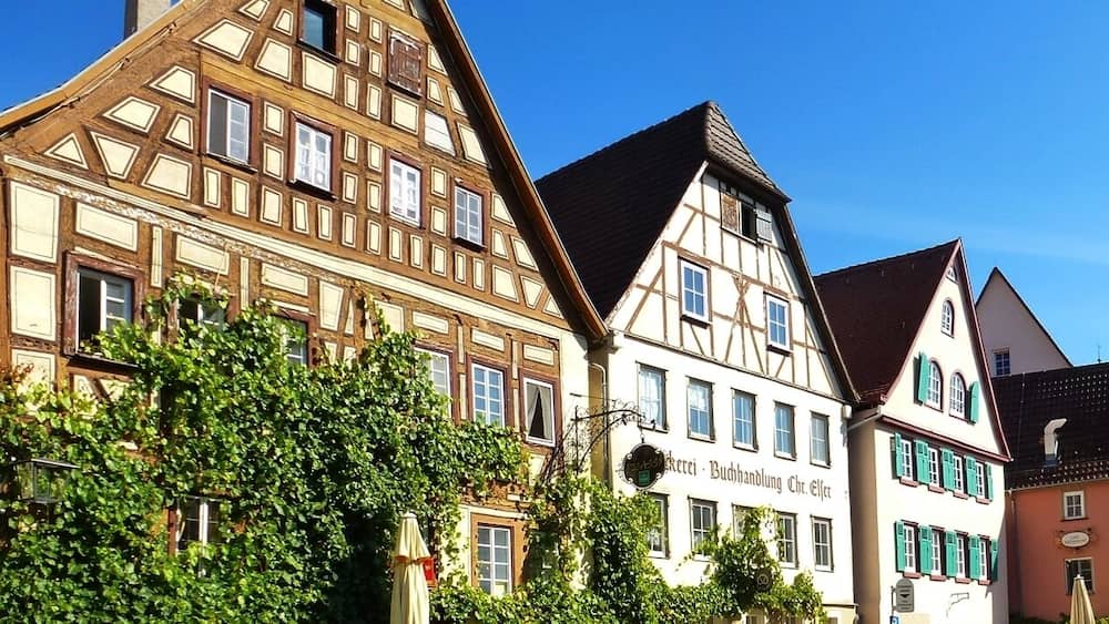Eine Reihe traditioneller Fachwerkhäuser, mit einem Schild für 'Buchhandlung Chr. Else'.