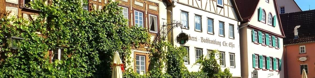 Eine Reihe traditioneller Fachwerkhäuser, mit einem Schild für 'Buchhandlung Chr. Else'.