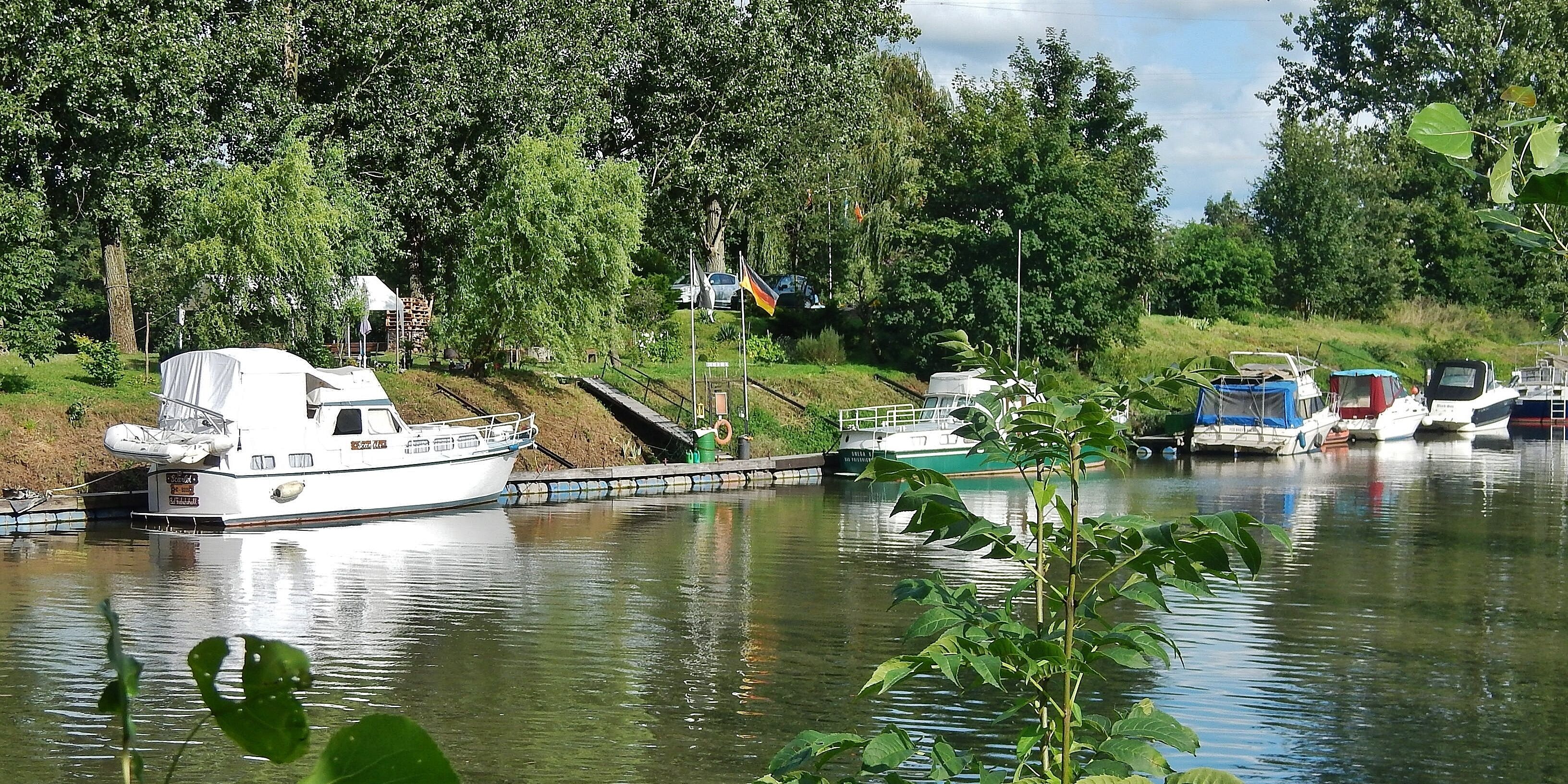 Beim 366 km langen Neckartalradweg: Freizeitboote am Neckar