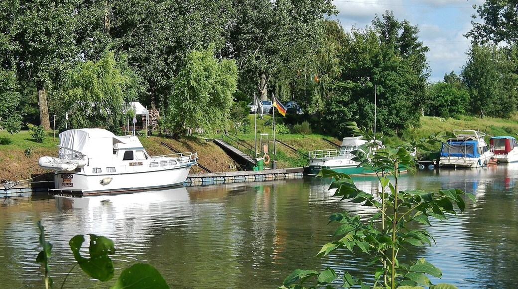 Beim 366 km langen Neckartalradweg: Freizeitboote am Neckar