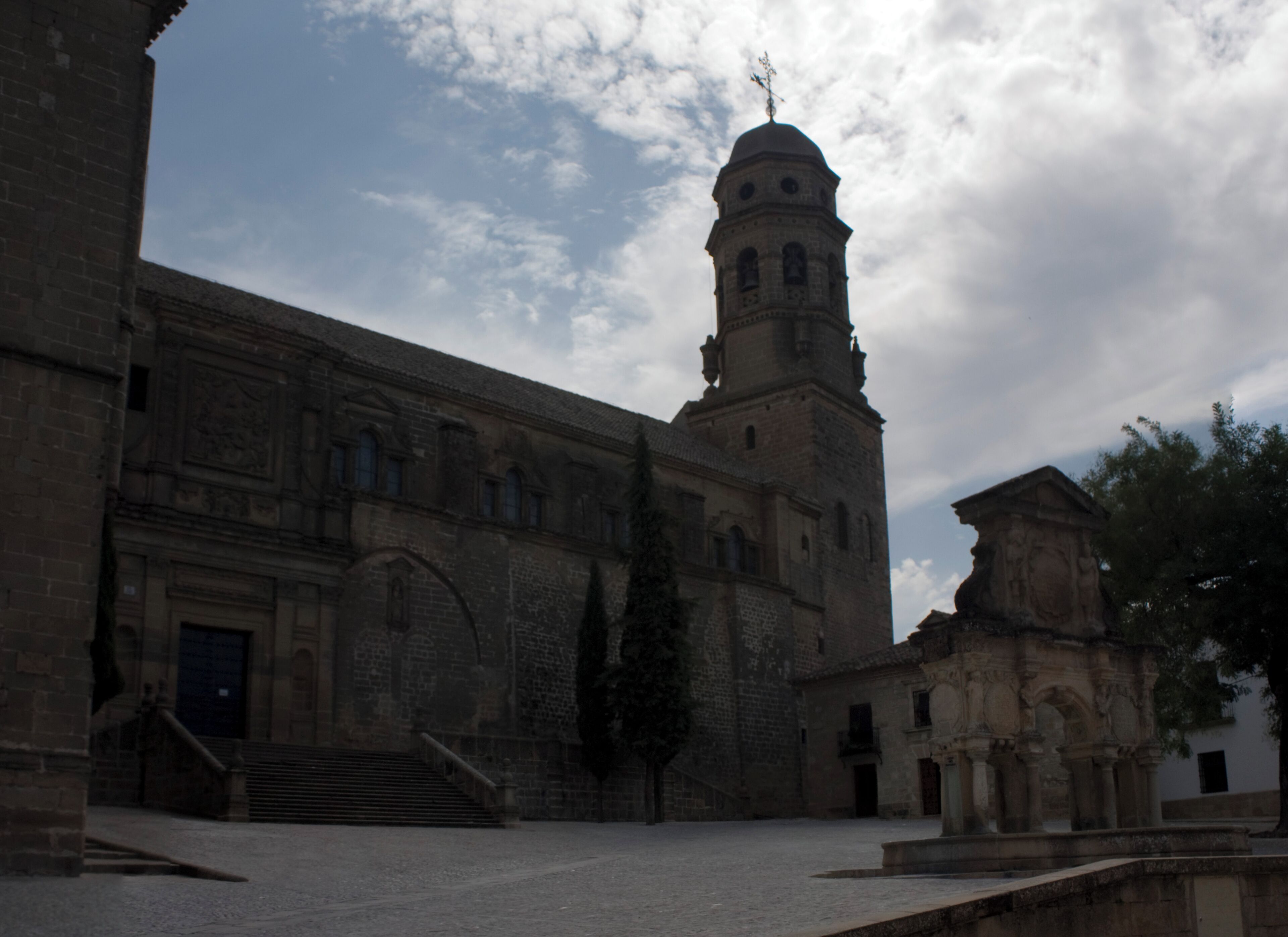 English: The Cathedral of the Nativity of Our Lady of Baeza and the fountain of Santa Maria.