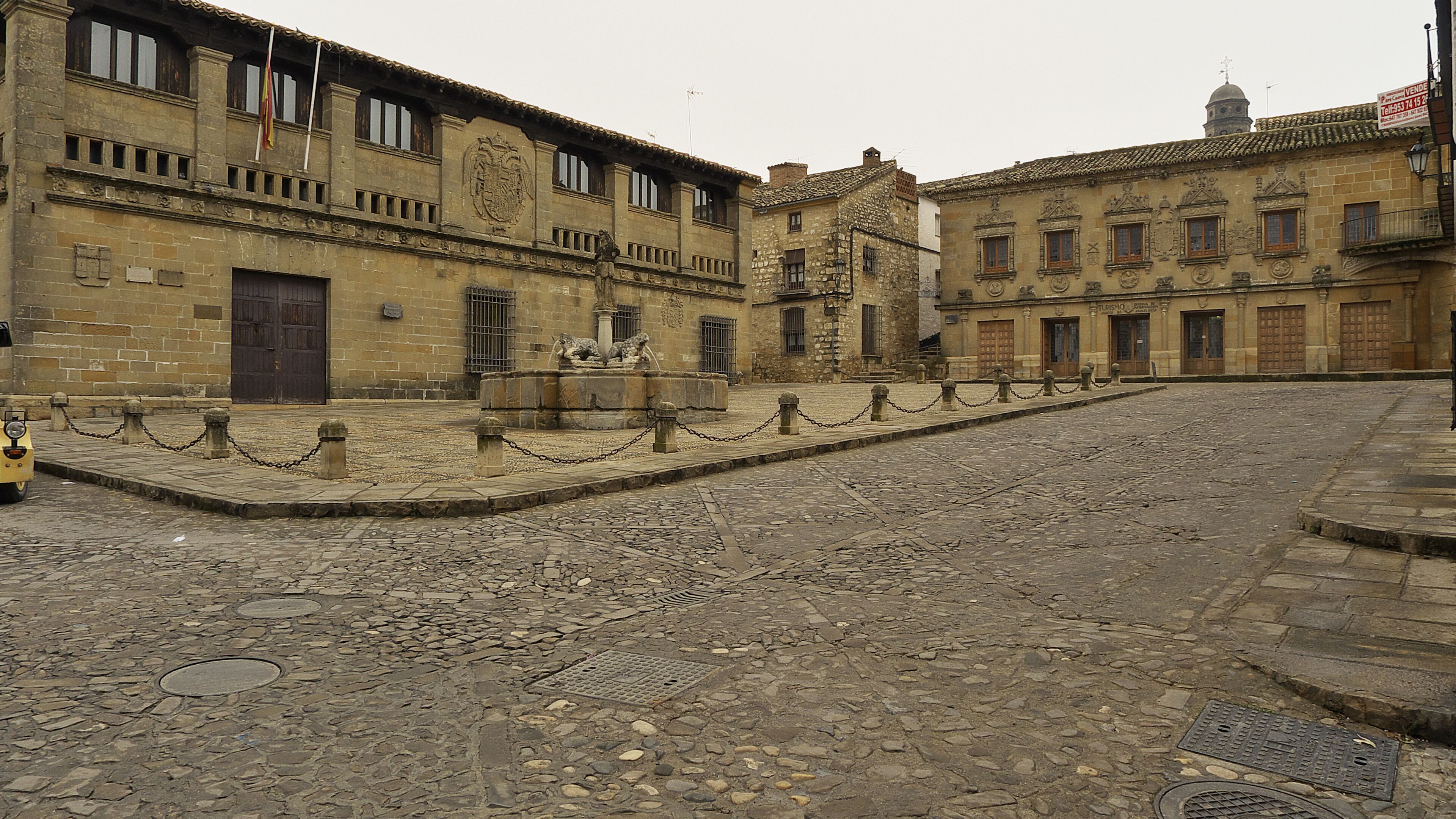 Plaza histórica de la ciudad de Baeza (Jaén). Primitivamente, en el edificio de la Audiencia Civil, situado en esta plaza, existía un lienzo de la Virgen del Pópulo.