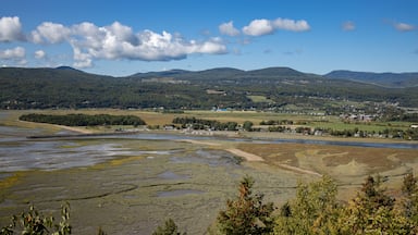Baie de Baie-St-Paul par une belle journée ensoleillée