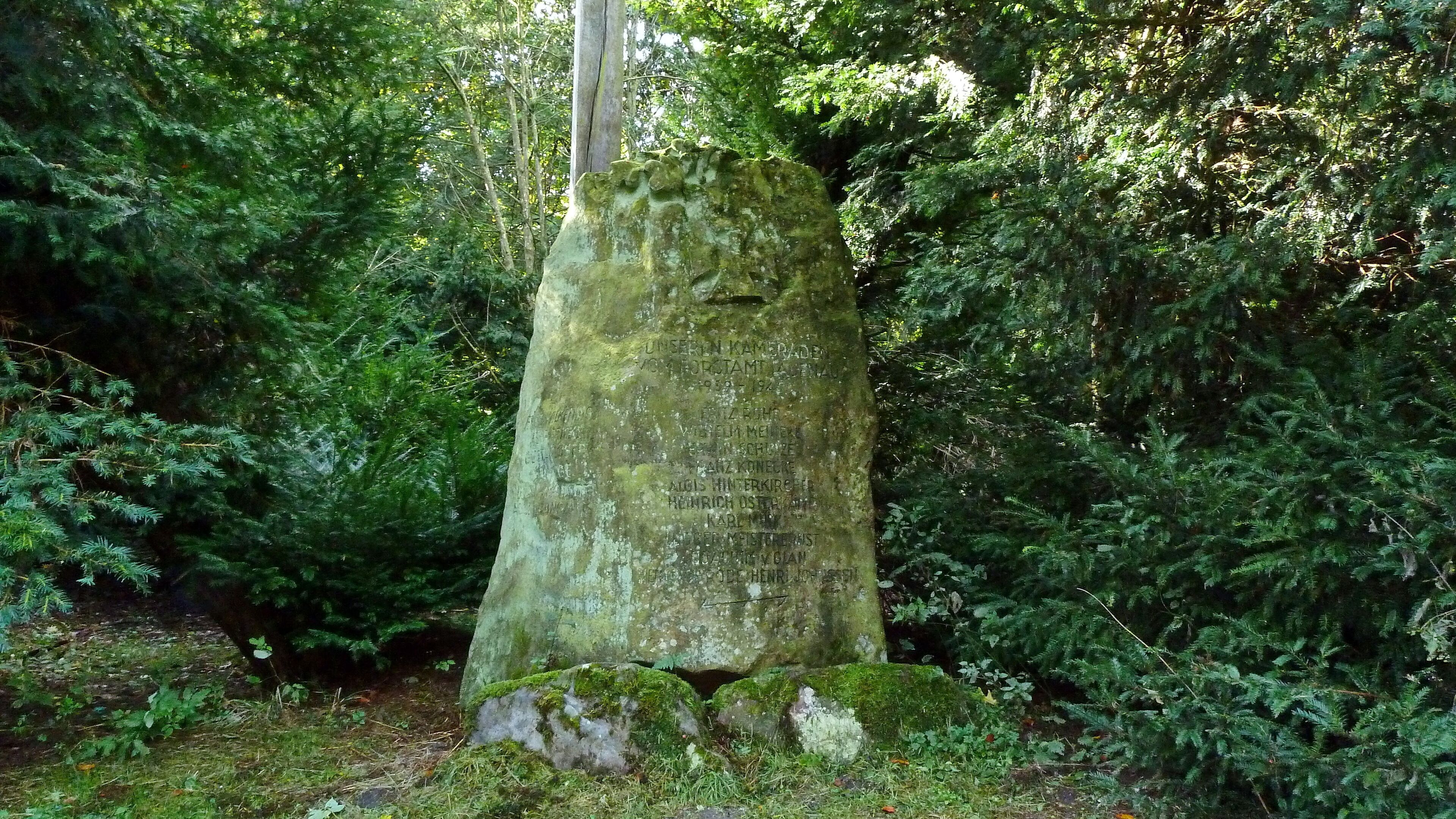 Dieser Gedenkstein erinnert an die Gefallenen des 2. Weltkriegs, die Mitarbeiter des Staatlichen Forstamtes Lauenau gewesen waren.